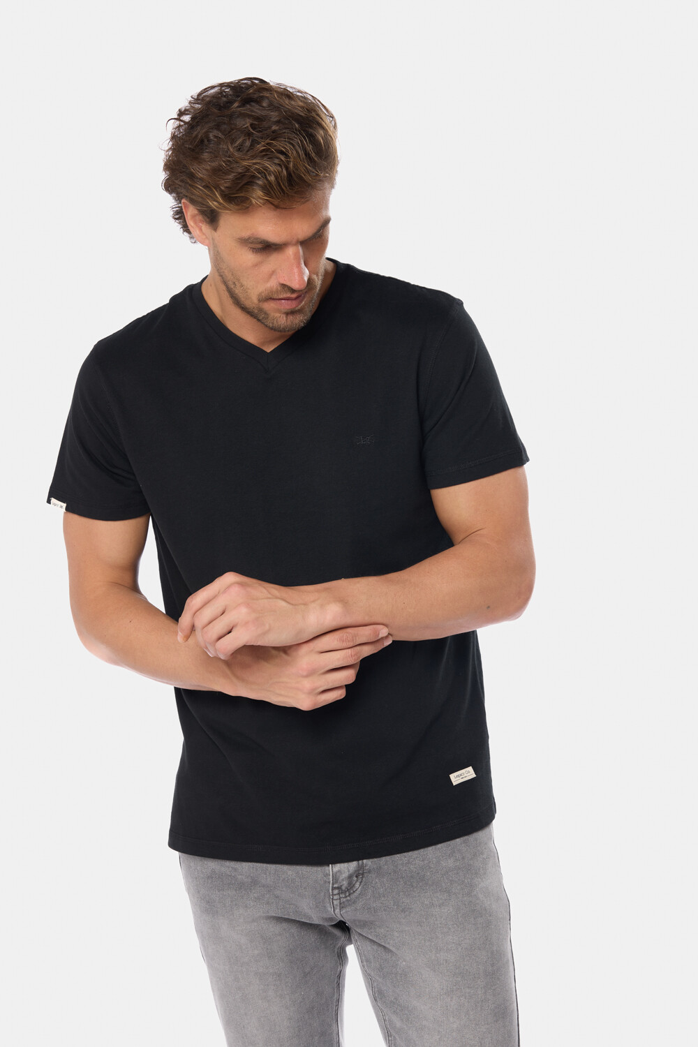 REMERA LISA ESCOTE V Negro