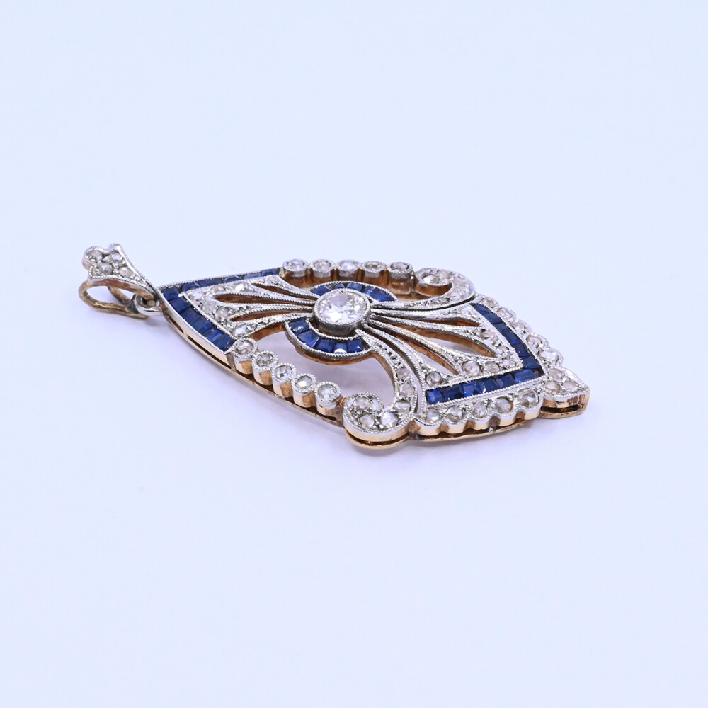 Colgante oro 18k antiguo con brillante, diamantes y zafiros sintéticos. Colgante oro 18k antiguo con brillante, diamantes y zafiros sintéticos.