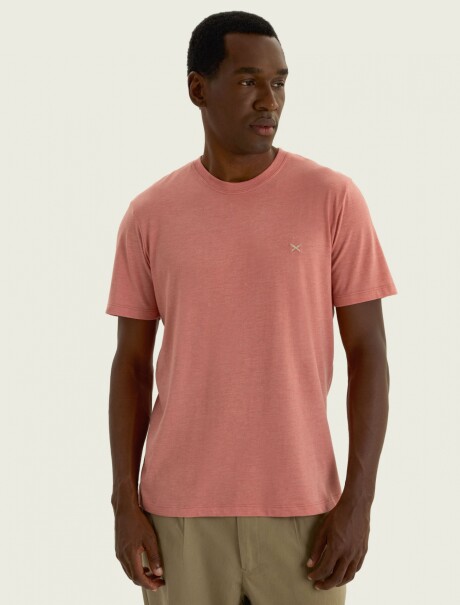 CAMISETA BÁSICA WORLD CON BORDADO ROJO