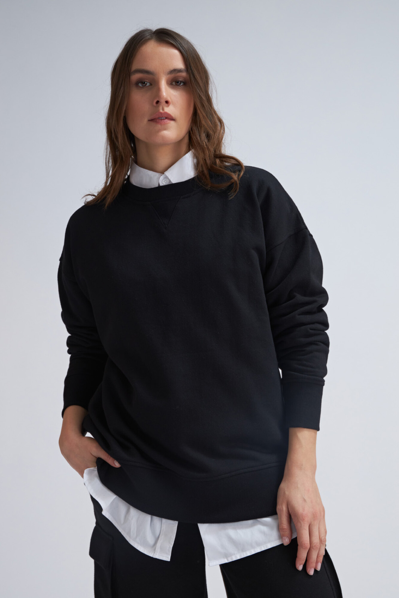 Polera Heritage Oversized V-Neck Pullover negro para mujer