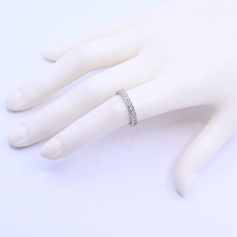 Anillo sin fin oro 18k con brillantes engarzado en granito. Anillo sin fin oro 18k con brillantes engarzado en granito.
