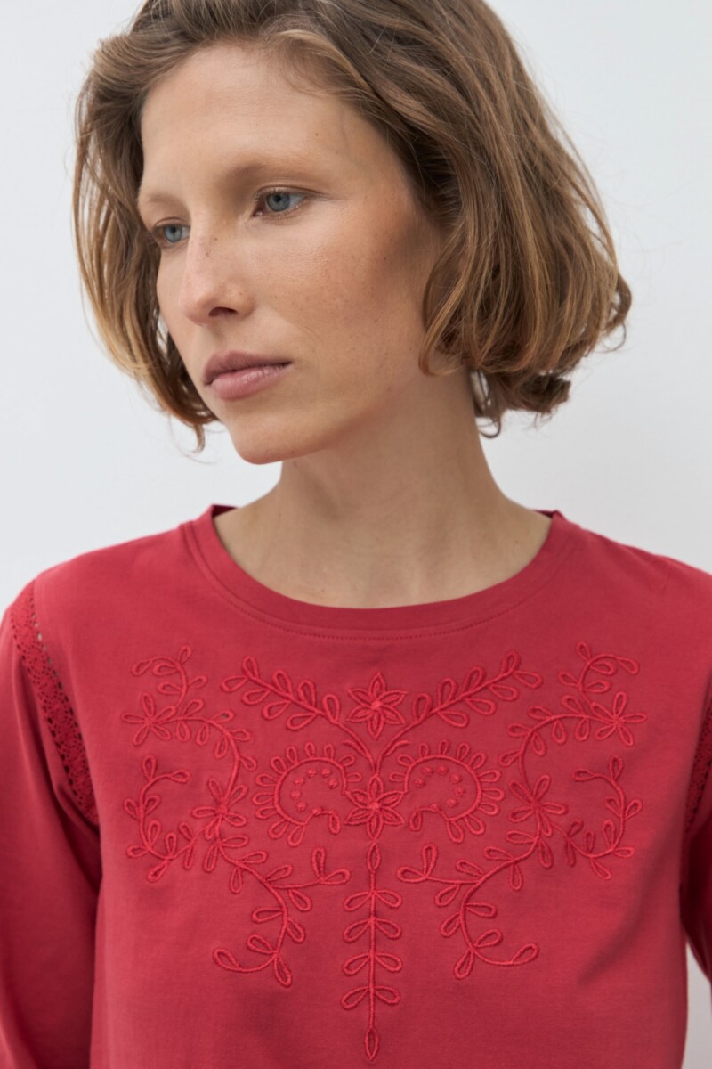 Remera bordado floral rojo