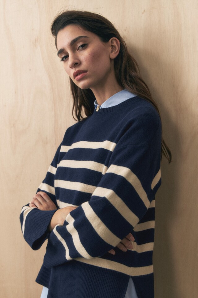 Sweater rayado con tajos azul marino