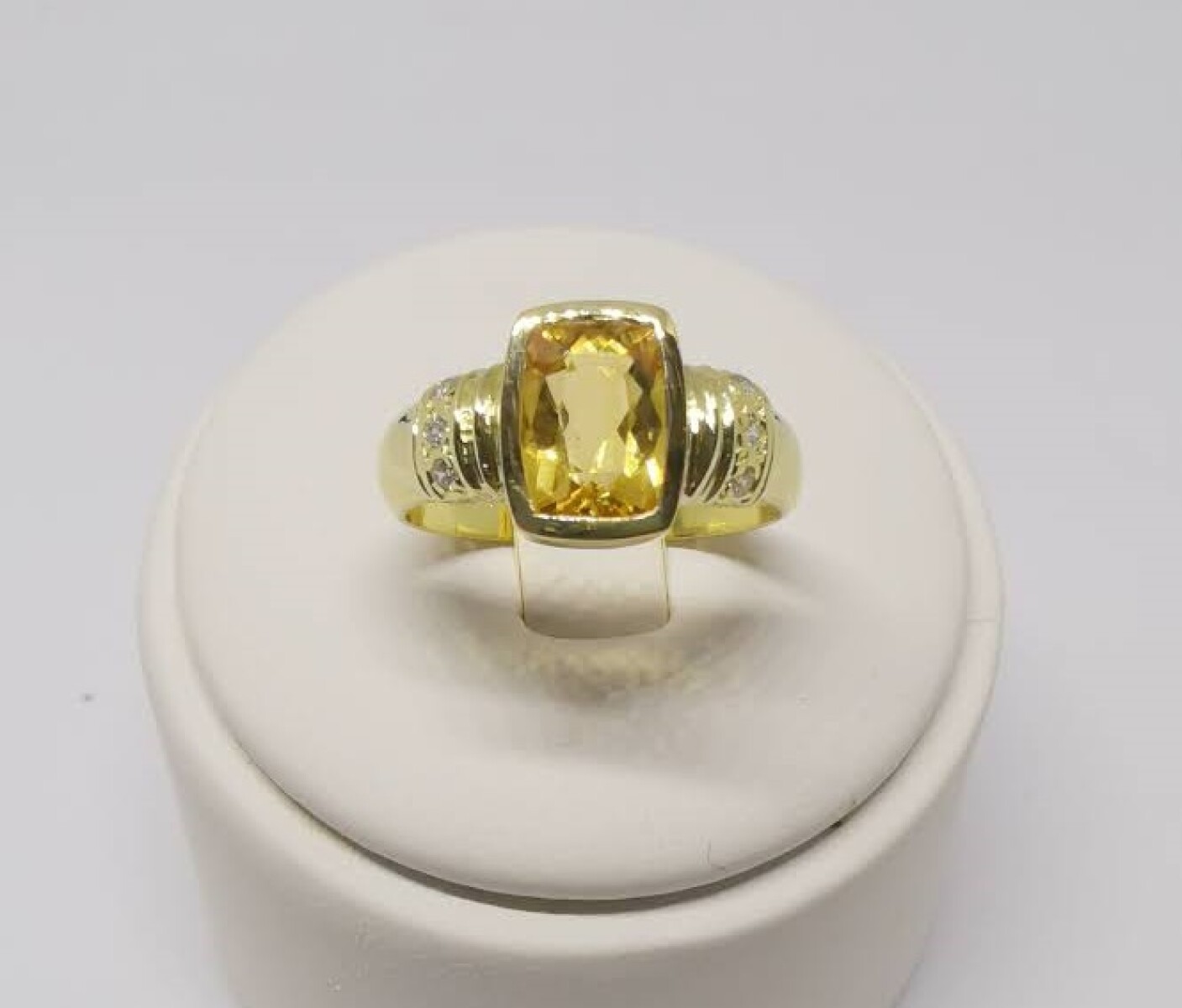 Anillo en oro 18k con topacio y brillantes 