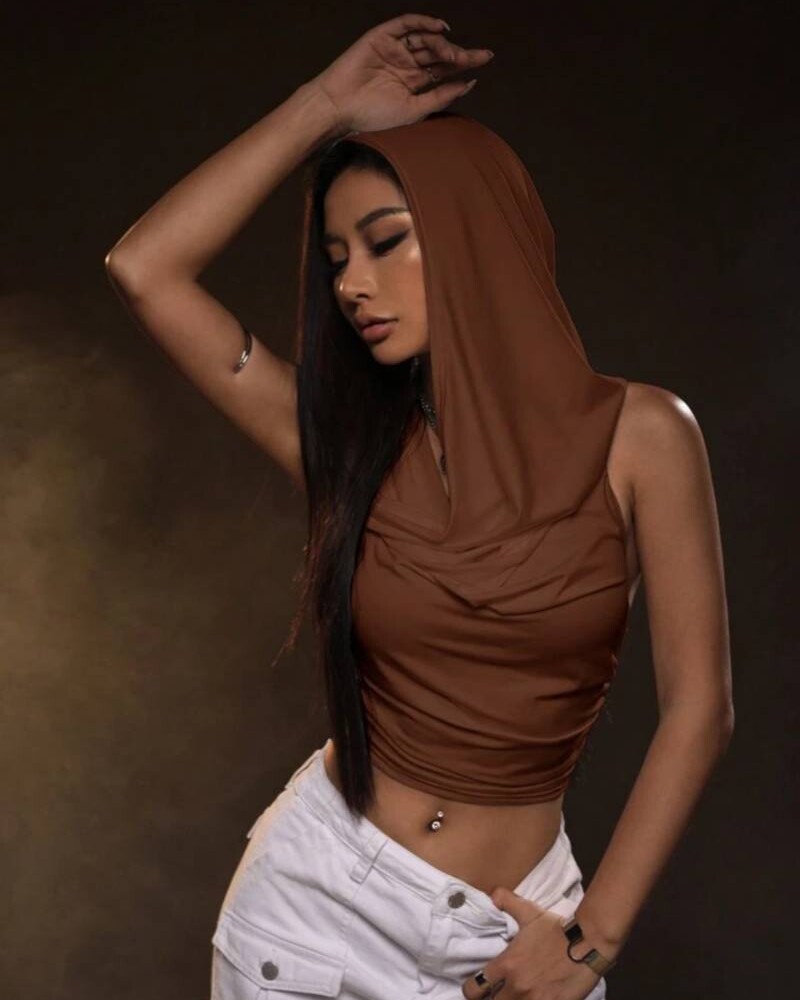 TOP CON CAPUCHA MARRON Marron