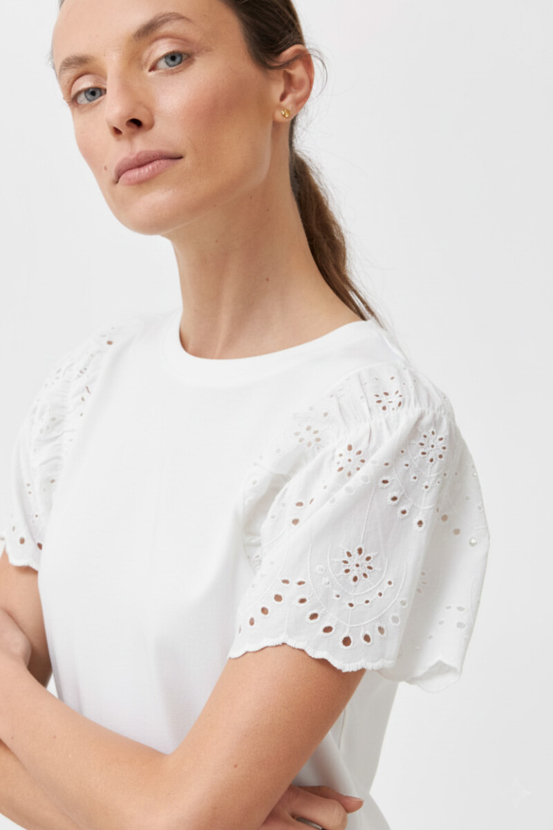 Remera con mangas de broderie blanco