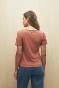 REMERA TOBIAS Almendra
