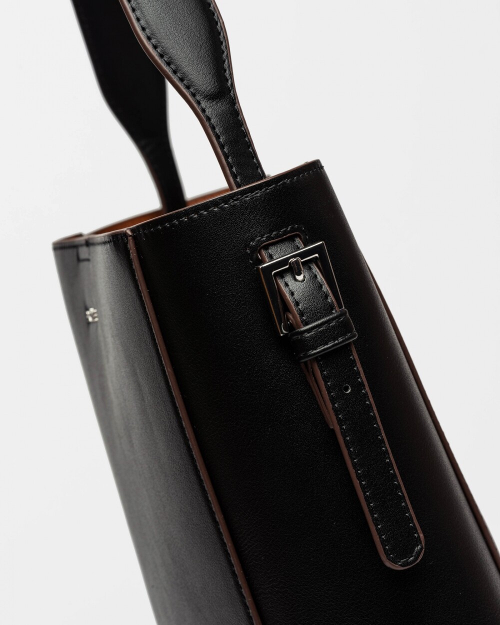 Cartera Al Hombro Akira en Efecto Cuero Liso Negro