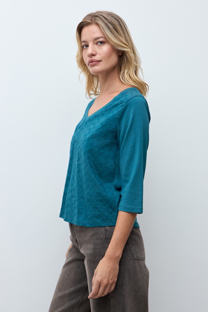 Remera escote V broderie verde petroleo