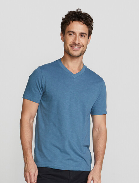 CAMISETA BÁSICA MODELO SLIM EN FLAMÉ CELESTE