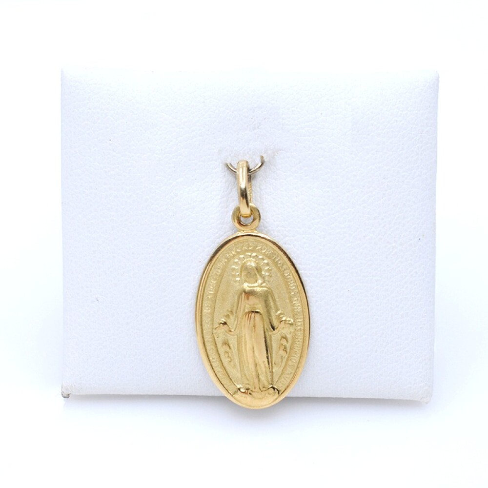 Medalla milagrosa en oeo 18k. Largo 2,1 cm, ancho 1.3 cm Medalla milagrosa en oeo 18k. Largo 2,1 cm, ancho 1.3 cm