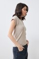 Remera canalé cuello polo beige melange