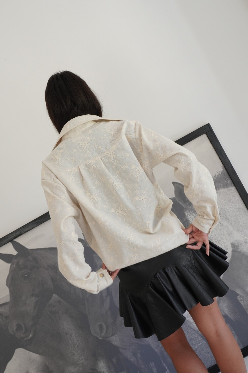 Rosette Embroidery Shirt Crudo