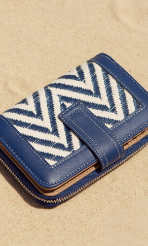BILLETERA AGNES ZIGZAG CRUDO Y AZUL