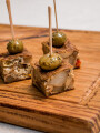Cubo de tortilla gallega con aceituna macerada Cubo de tortilla gallega con aceituna macerada
