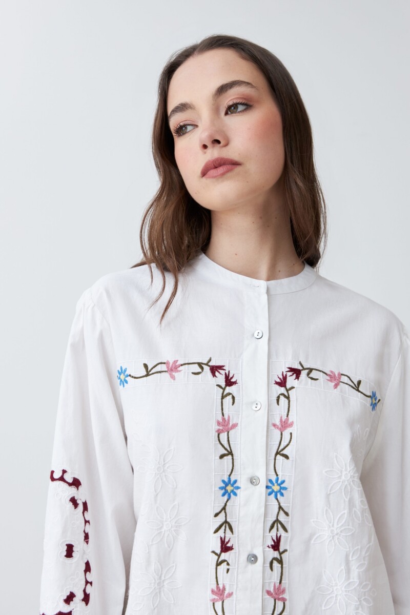 Camisa romántica con bordados florales blanco