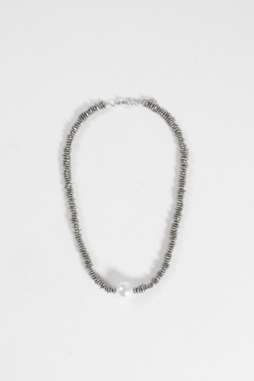 Collar cuentas metálicas plateado