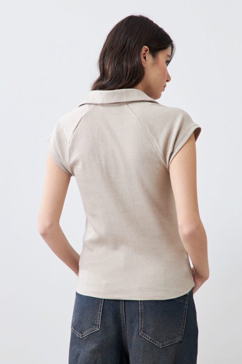 Remera canalé cuello polo beige melange