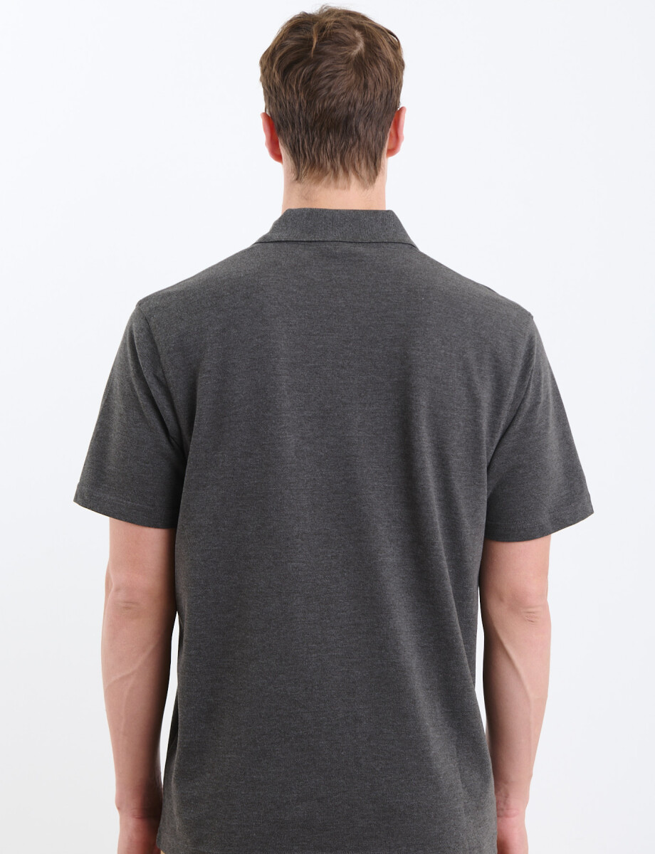 520857 REMERA FERAUD Gris Oscuro