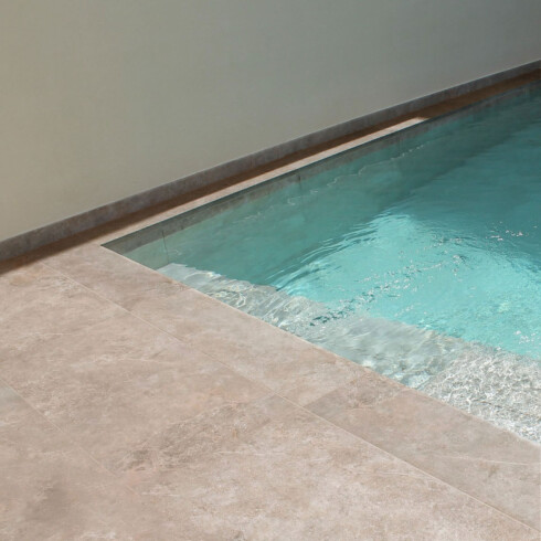 Peldaño Piscina Rustica Gris Antideslizante 119.7X3.15Cm GAMAS DE GRIS