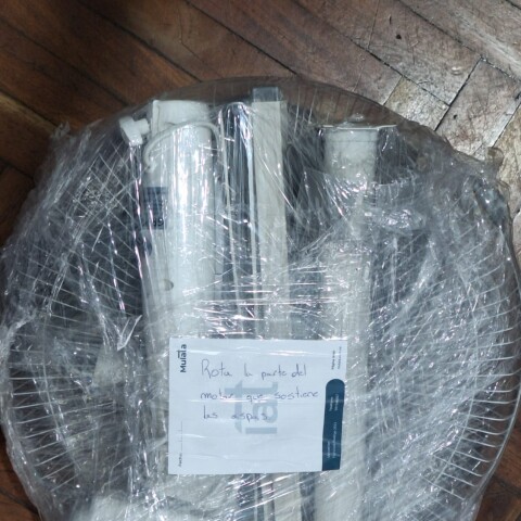 [OUTLET] Ventilador Silencioso y Oscilante Gretta 3 Velocidades Altura Ajustable y Luz para Botones [OUTLET] Ventilador Silencioso y Oscilante Gretta 3 Velocidades Altura Ajustable y Luz para Botones