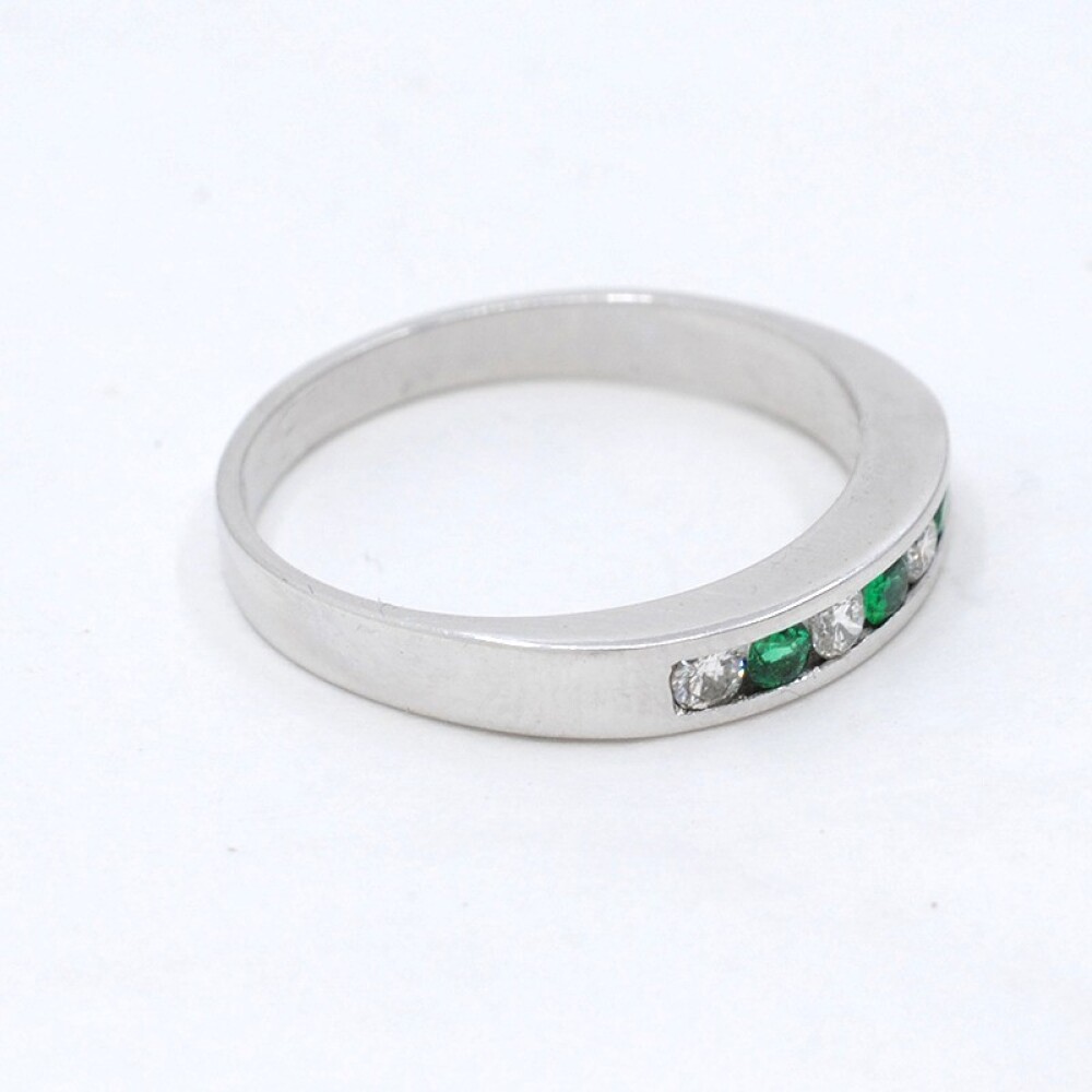 Anillo En Oro 18K Blanco, Brillantes Y Esmeraldas Anillo En Oro 18K Blanco, Brillantes Y Esmeraldas