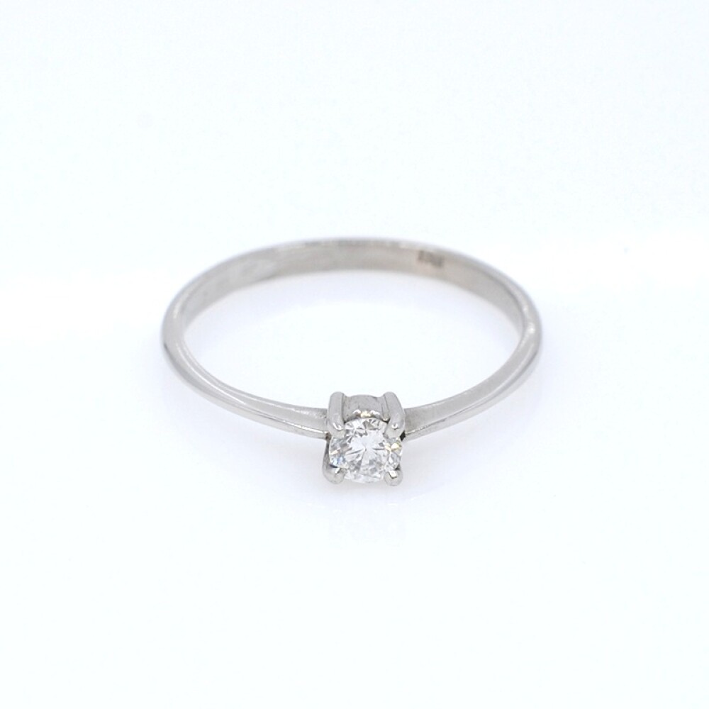 Anillo solitario en oro 18k blanco y brillante central. Anillo solitario en oro 18k blanco y brillante central.