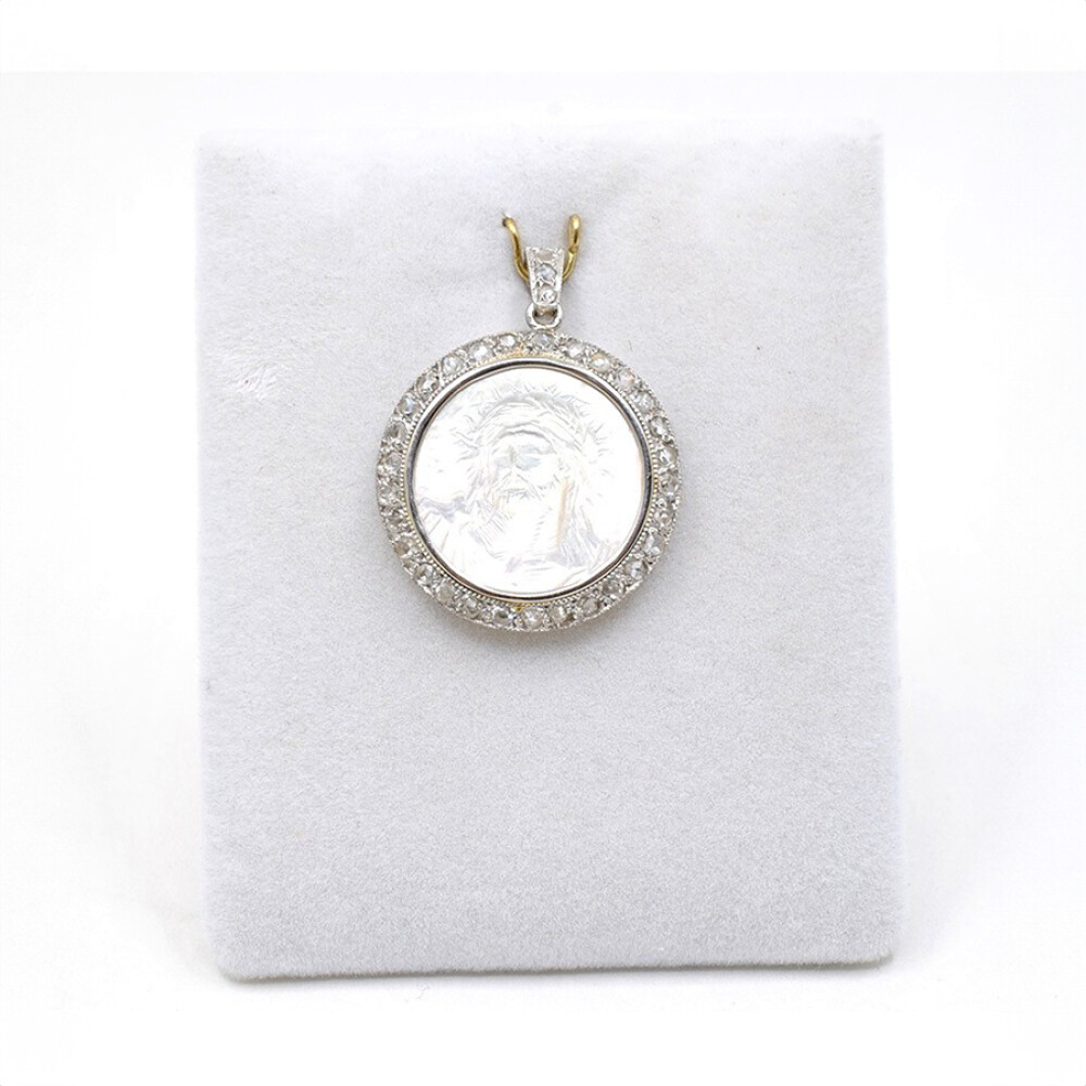 Medalla Estilo Antiguo En Platino, Con Imagen En Nácar Y Diamantes Medalla Estilo Antiguo En Platino, Con Imagen En Nácar Y Diamantes