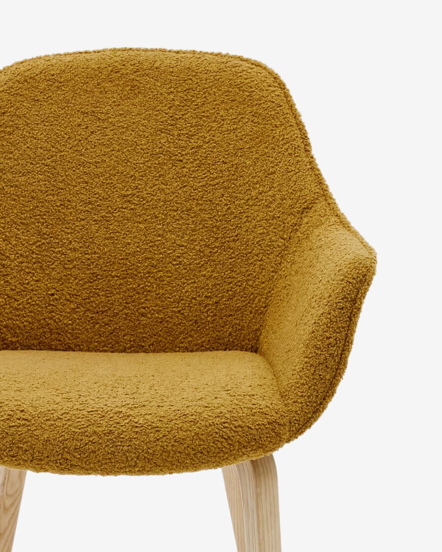 Silla Aleli de borreguito mostaza y patas de madera maciza de fresno con acabado natural
