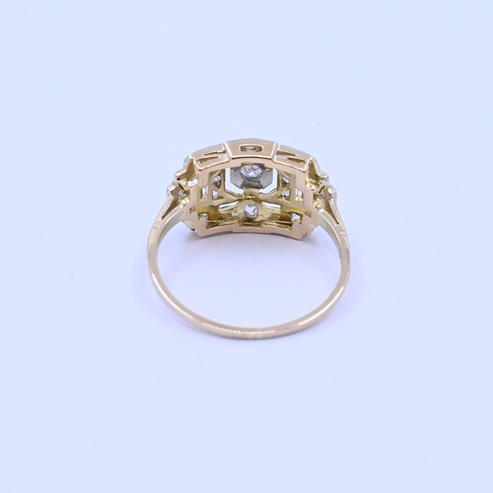 Anillo oro 18k antiguo con brillante y diamantes. Anillo oro 18k antiguo con brillante y diamantes.