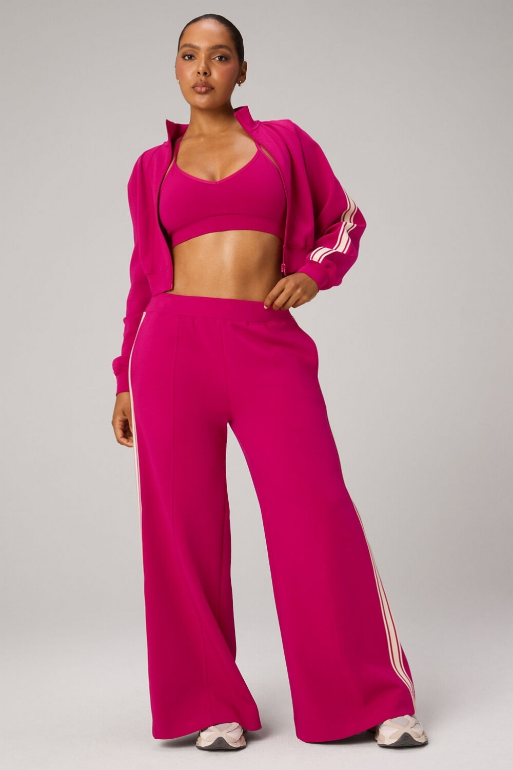 Pantalón Elevated Track Pant Mujer Lush Berry/Almond Milk