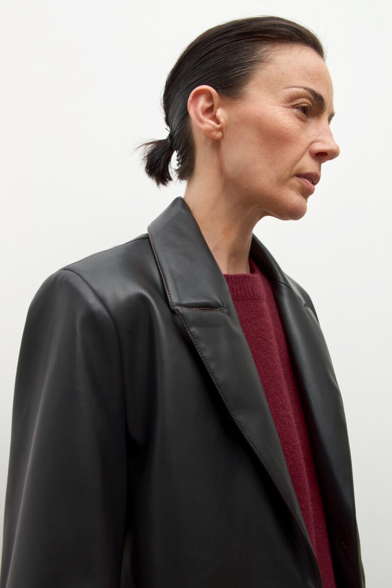 Blazer eco cuero con pespuntes negro