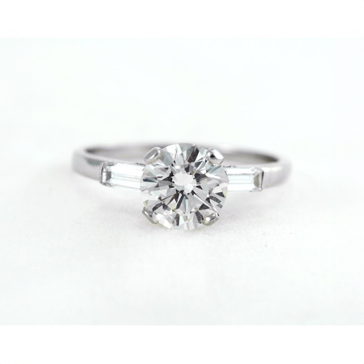 Anillo De Oro Blanco 18K Y Brillante Central 