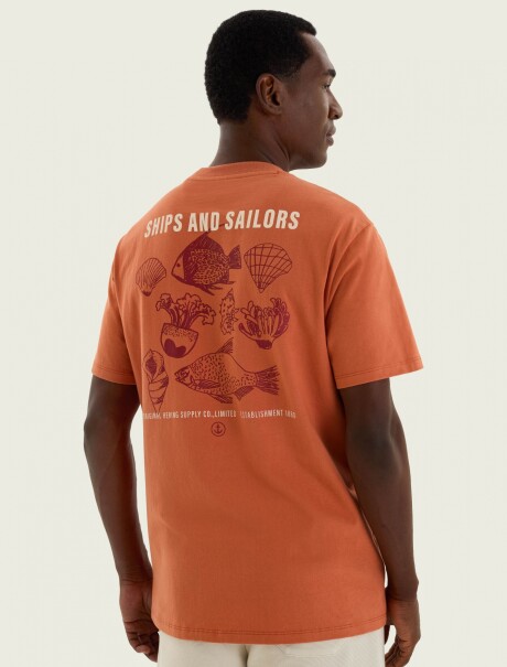CAMISETA CON ESTAMPA MODELO REGULAR NARANJA
