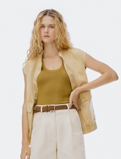 MUSCULOSA CUELLO EN U EN TELA ACANALADA VERDE