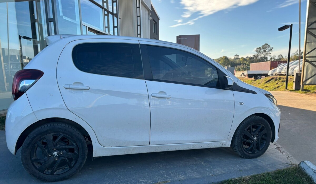 Peugeot 108 Allure 1,0 - 2015 Peugeot 108 Allure 1,0 - 2015