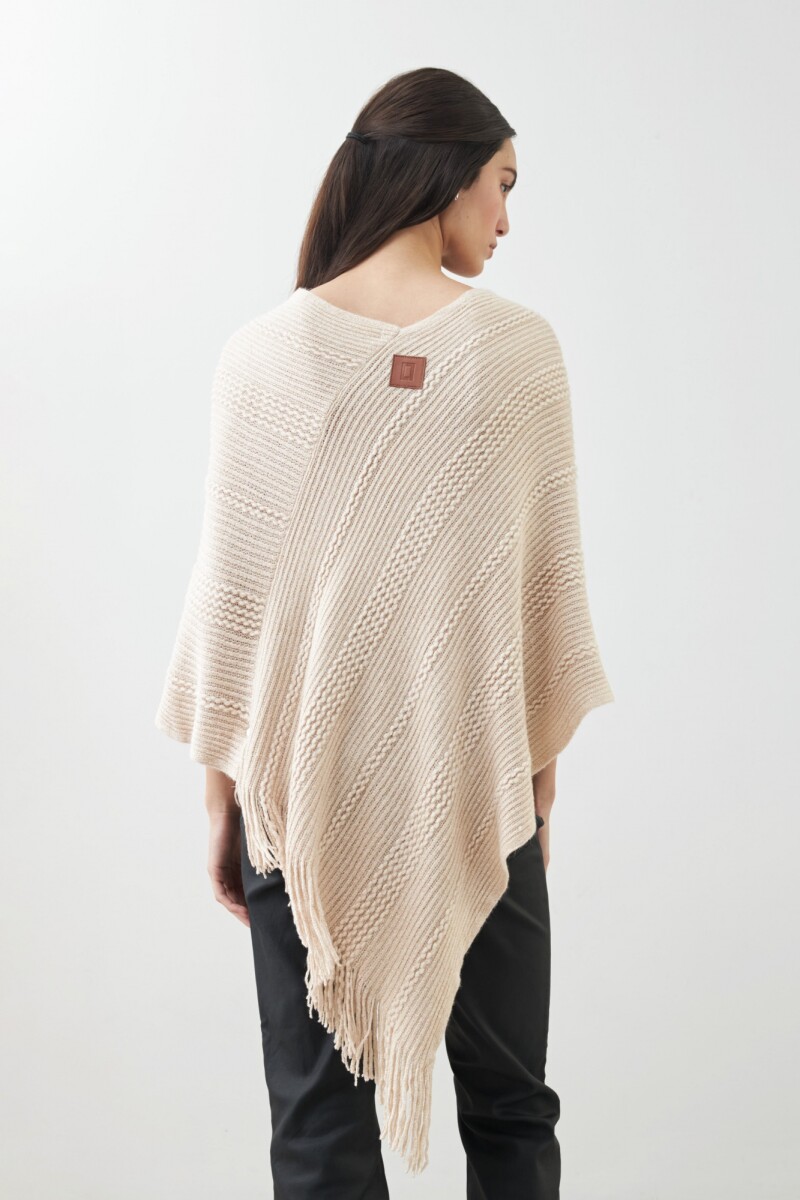 Capa tejida con estructuras y flecos beige