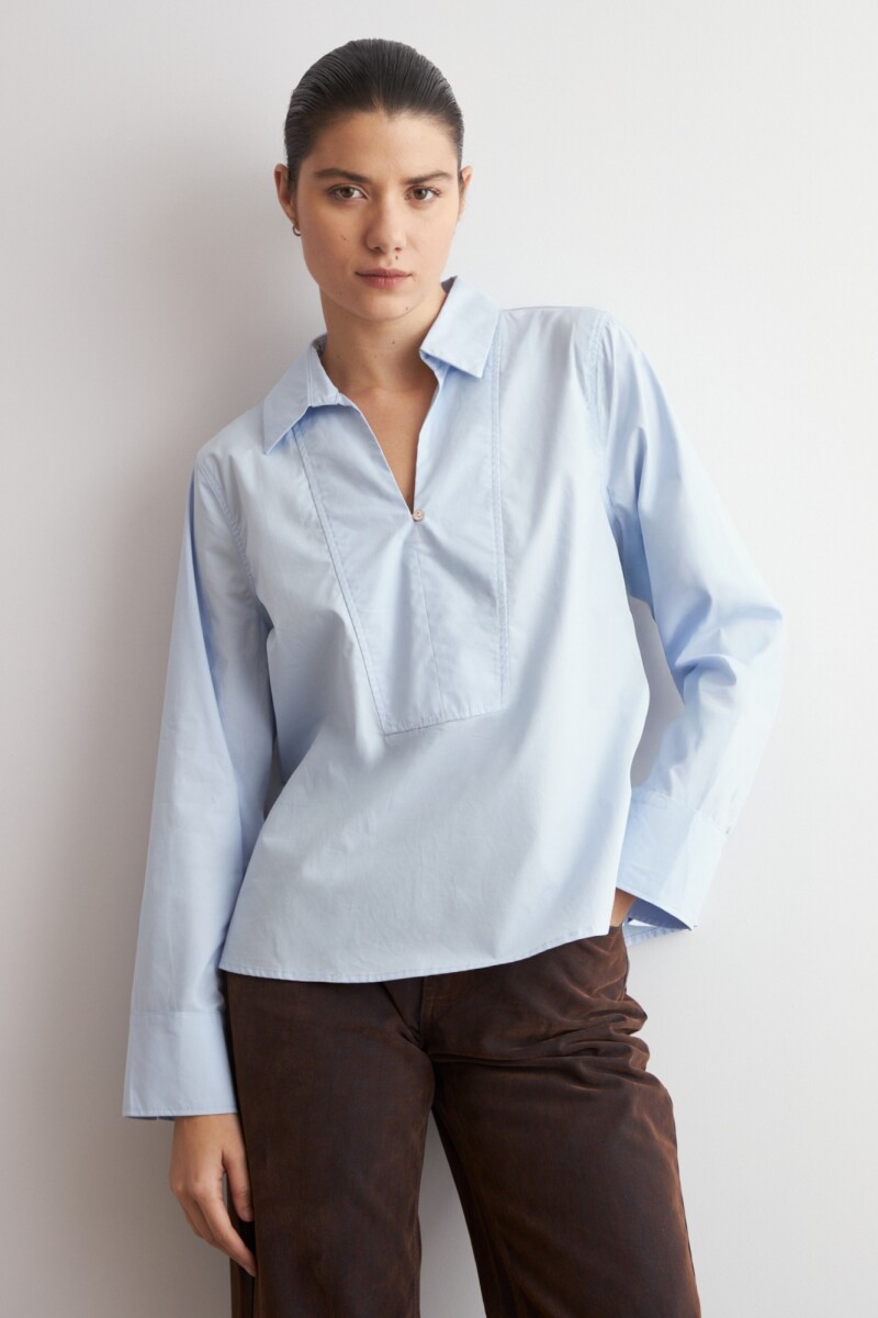 Blusa cuello camisa celeste