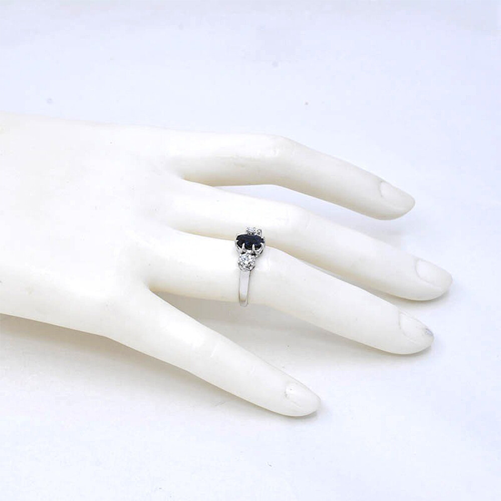 Anillo En Platino, Zafiro Oval Y Brillantes Anillo En Platino, Zafiro Oval Y Brillantes