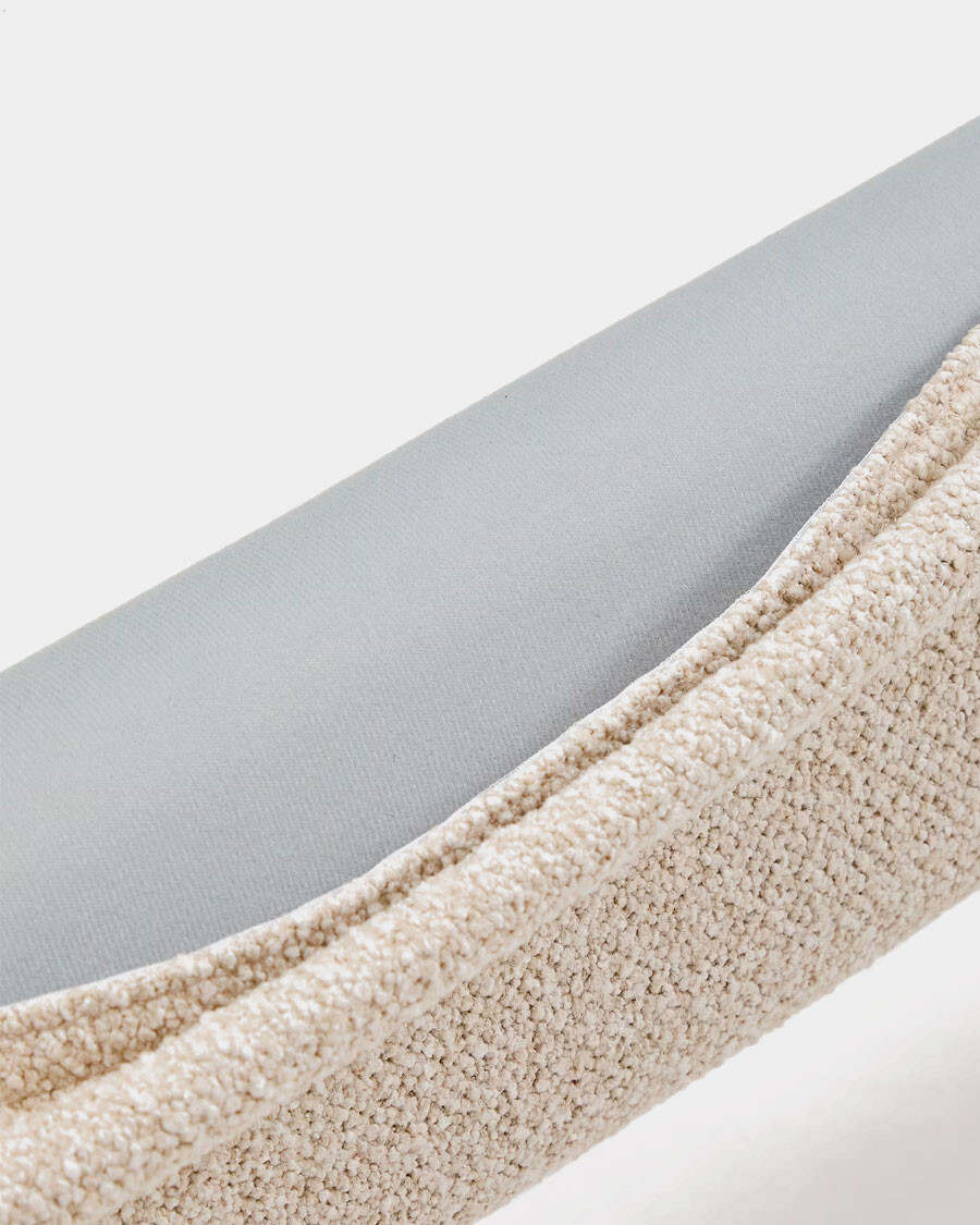 Cama desenfundable Odina bouclé crudo y patas de madera maciza de fresno acabado tono natural para colchón de 180 x 200 cm.