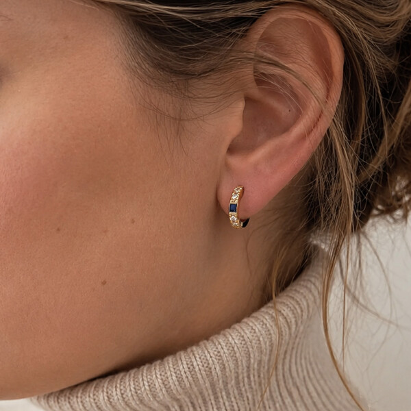 Aros Mila en Oro Amarillo 18k con Brillantes y Zafiros Aros Mila en Oro Amarillo 18k con Brillantes y Zafiros
