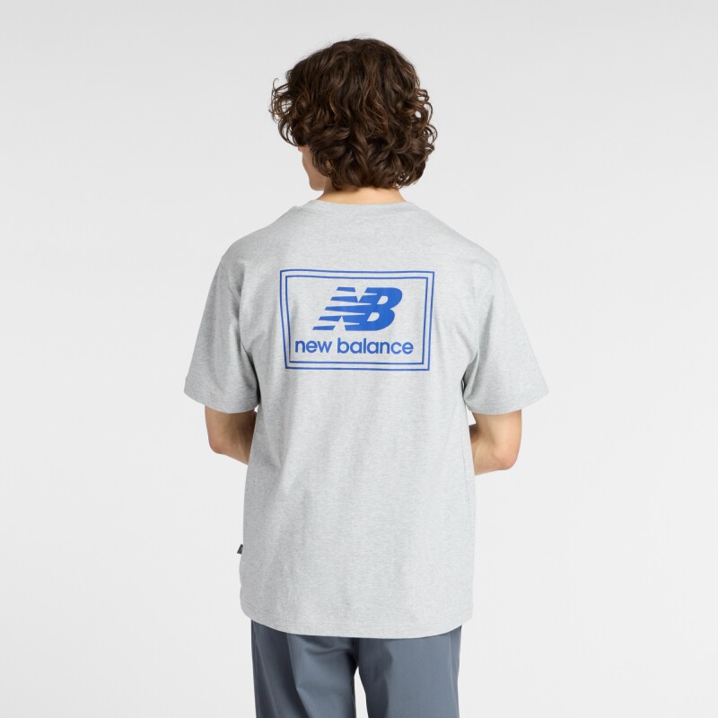 Remera New Balance de Hombre -Woven Label T-Shirt- MT53928AG GREY