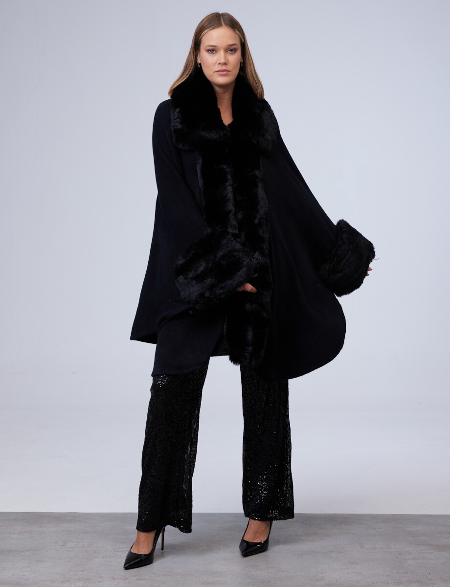Ruana Aplique Simil Piel - Negro 