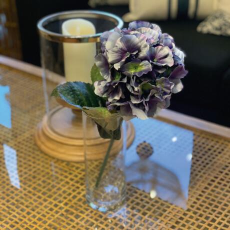 Flor artificial en violeta Flor artificial en violeta
