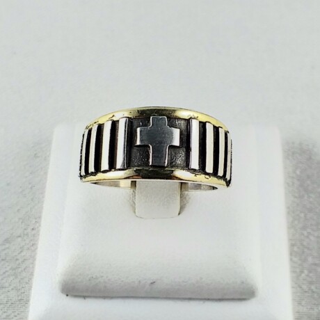 Anillo religioso de plata 925 y double en oro 18 ktes. Ancho 1 cm. Anillo religioso de plata 925 y double en oro 18 ktes. Ancho 1 cm.