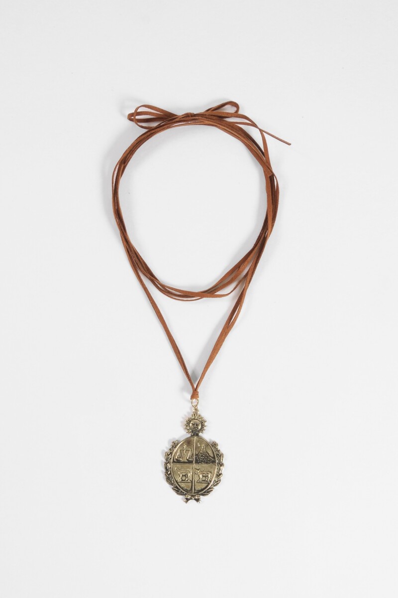 Collar cordón escudo dorado