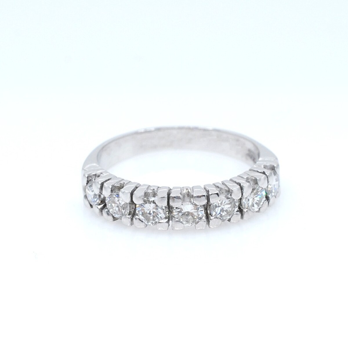 Anillo en oro 18k blanco con 7 brillantes 