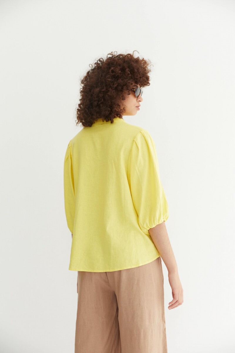 Camisa con manga tableada de lino amarillo