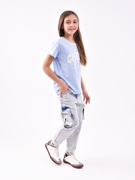 REMERA ESTAMPADA CELESTE