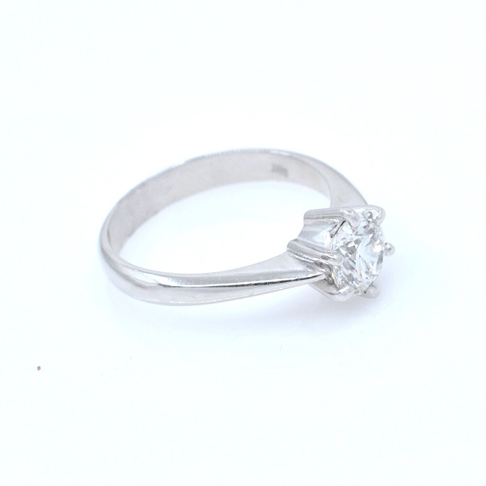 Anillo solitario en oro 18k blanco y brillante. Anillo solitario en oro 18k blanco y brillante.